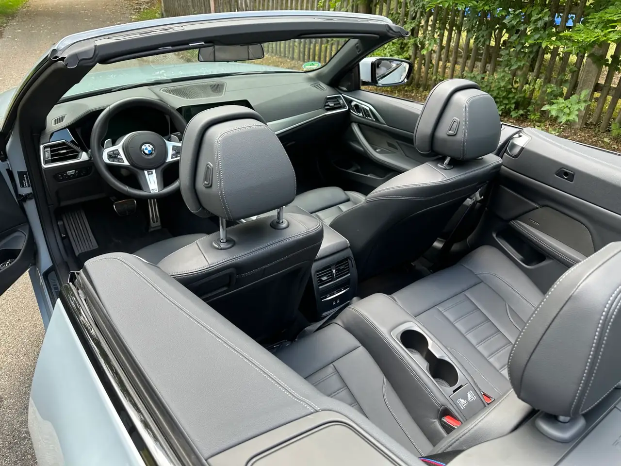 BMW 430i Cabrio 2023, tableau de bord — Nice Super Car Rental, Nice. Le BMW 430i Cabrio 2023 s'adresse à ceux qui veulent un cabriolet quatre places facile à…