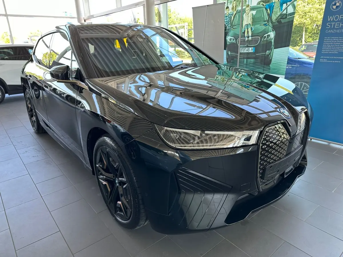 BMW IX M60 2023 — Nice Super Car Rental, Nice. Le BMW iX M60 conjugue la carrosserie SUV et une motorisation électrique de 619 chevaux,…
