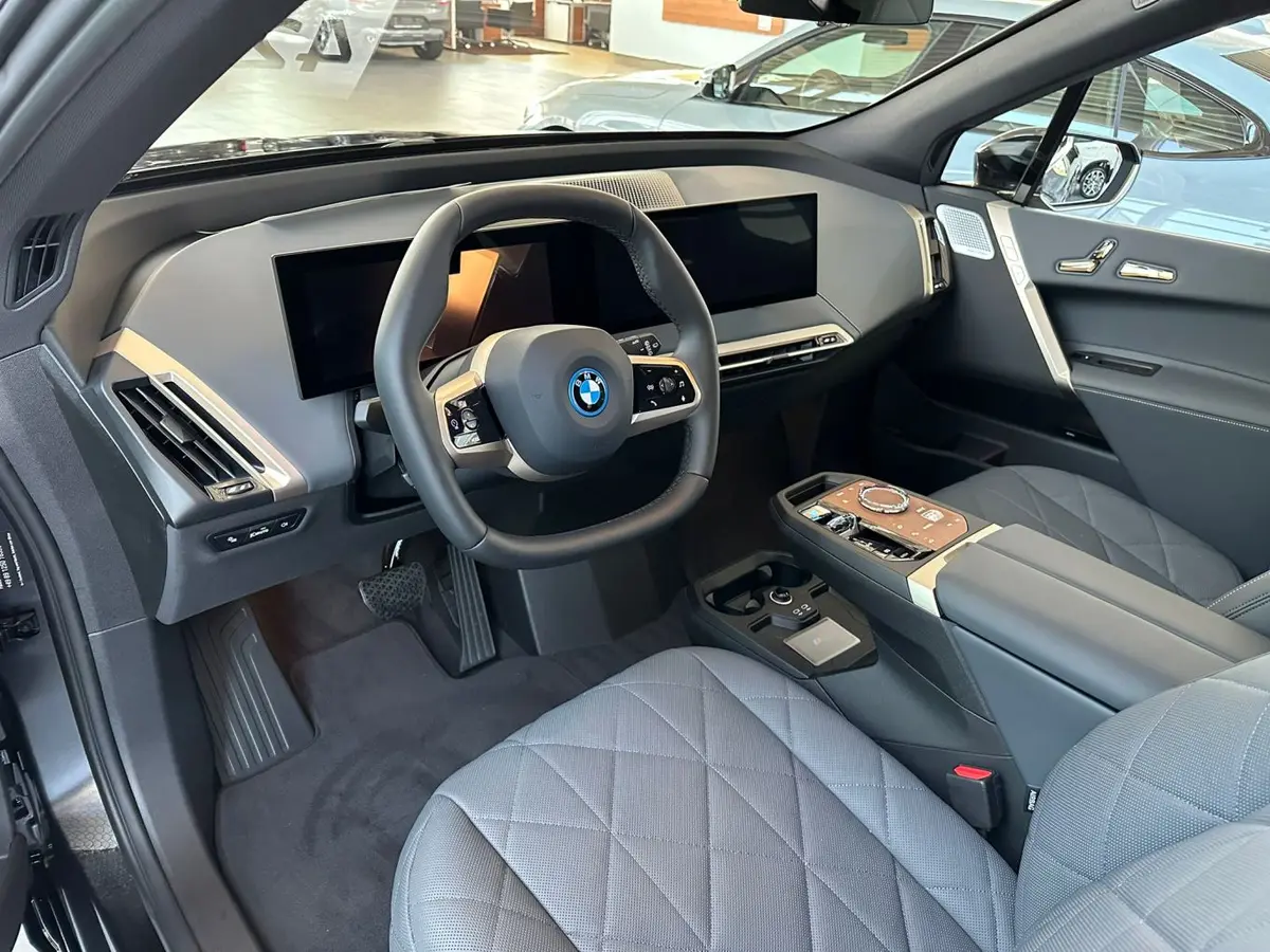BMW IX M60 2023, extérieur — Nice Super Car Rental, Nice. Le BMW iX M60 conjugue la carrosserie SUV et une motorisation électrique de 619 chevaux,…