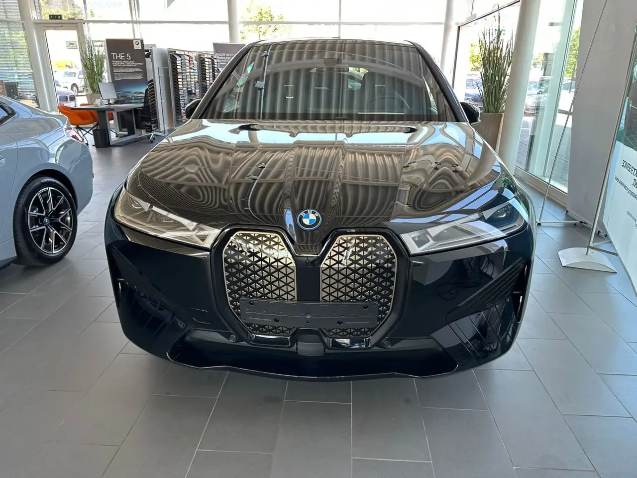 BMW IX M60 2023, vue avant — Nice Super Car Rental, Nice. Le BMW iX M60 conjugue la carrosserie SUV et une motorisation électrique de 619 chevaux,…