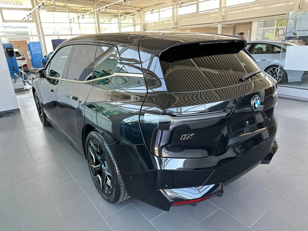 BMW IX M60 2023, vue arrière — Nice Super Car Rental, Nice. Le BMW iX M60 conjugue la carrosserie SUV et une motorisation électrique de 619 chevaux,…