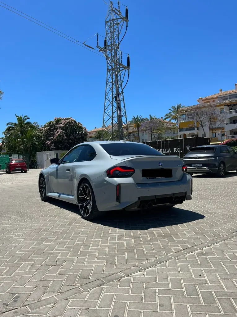 BMW M2 2024, extérieur — Nice Super Car Rental, Nice. La BMW M2 2024 est une sportive compacte de 460 chevaux, conçue pour un usage quotidien…