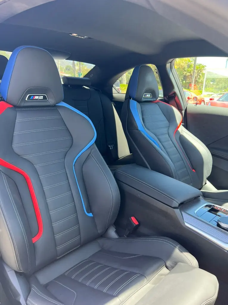 BMW M2 2024, vue arrière — Nice Super Car Rental, Nice. La BMW M2 2024 est une sportive compacte de 460 chevaux, conçue pour un usage quotidien…