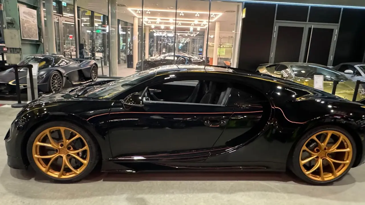 Bugatti Chiron 110 Ani 2019, внешний вид — Nice Super Car Rental, Ницца. Bugatti Chiron 110 Ani 2019 года — редкий экземпляр в любом парке, построенный в честь…