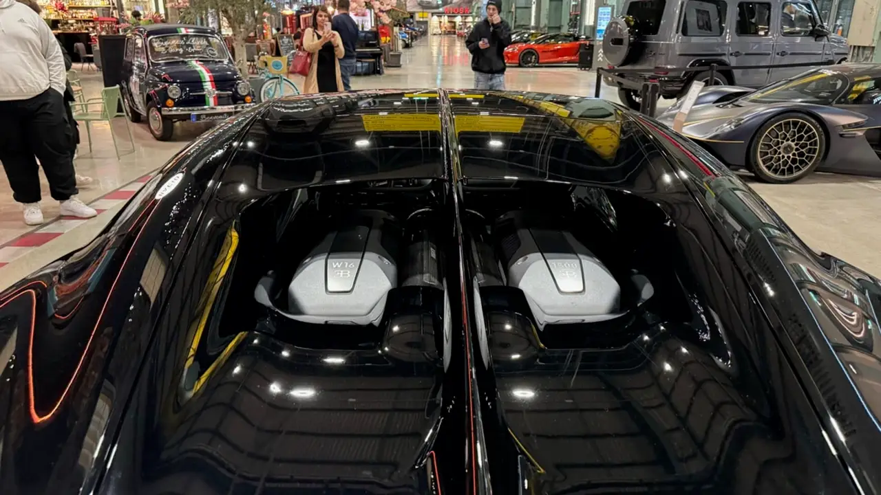 Bugatti Chiron 110 Ani 2019, vue avant — Nice Super Car Rental, Nice. La Bugatti Chiron 110 Ani de 2019 appartient à une catégorie à part : une série limitée…