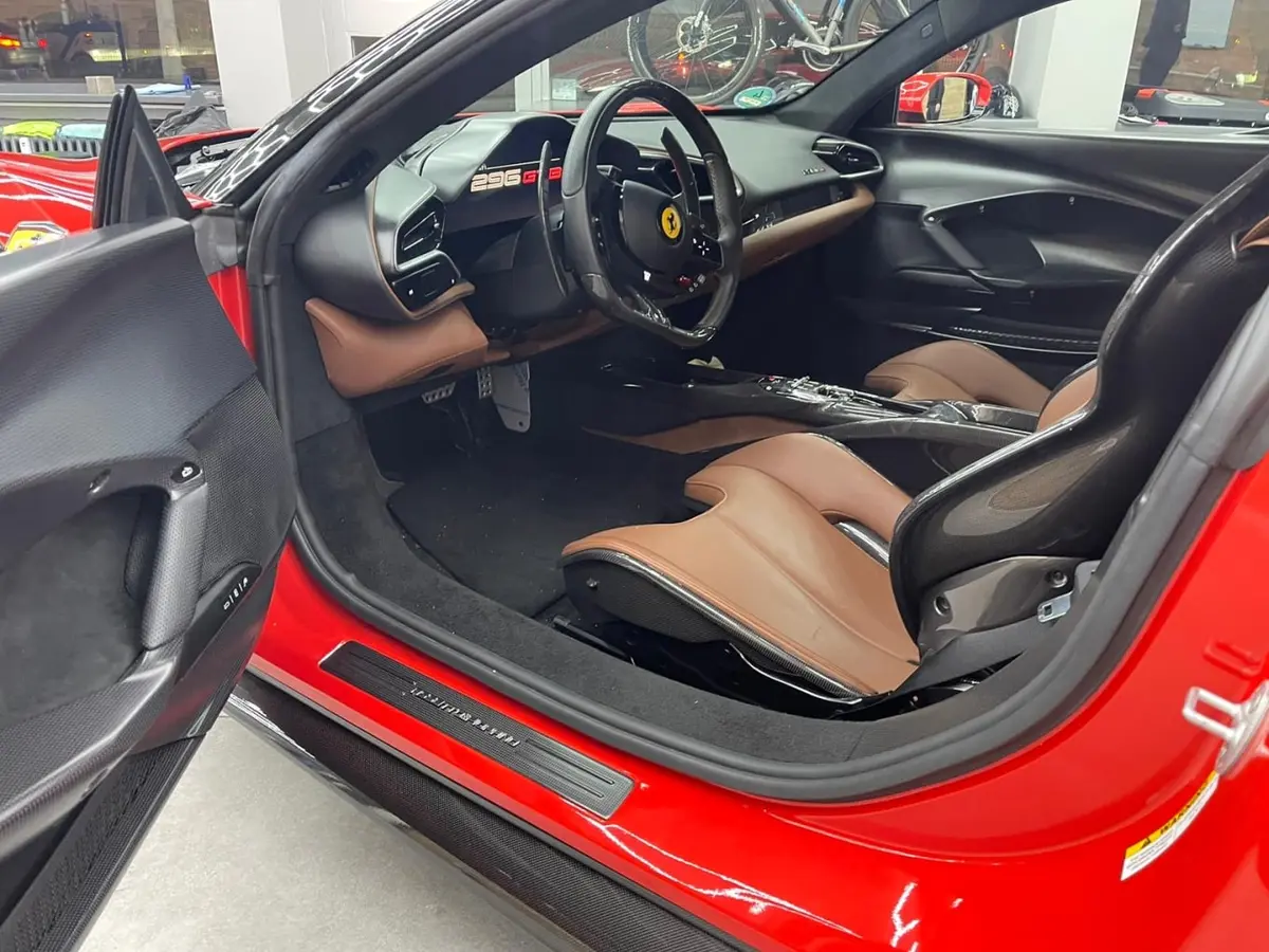 Ferrari 296 GTB 2023, vue avant — Nice Super Car Rental, Nice. La Ferrari 296 GTB conjugue 830 ch à une carrosserie deux places pensée pour la précision…