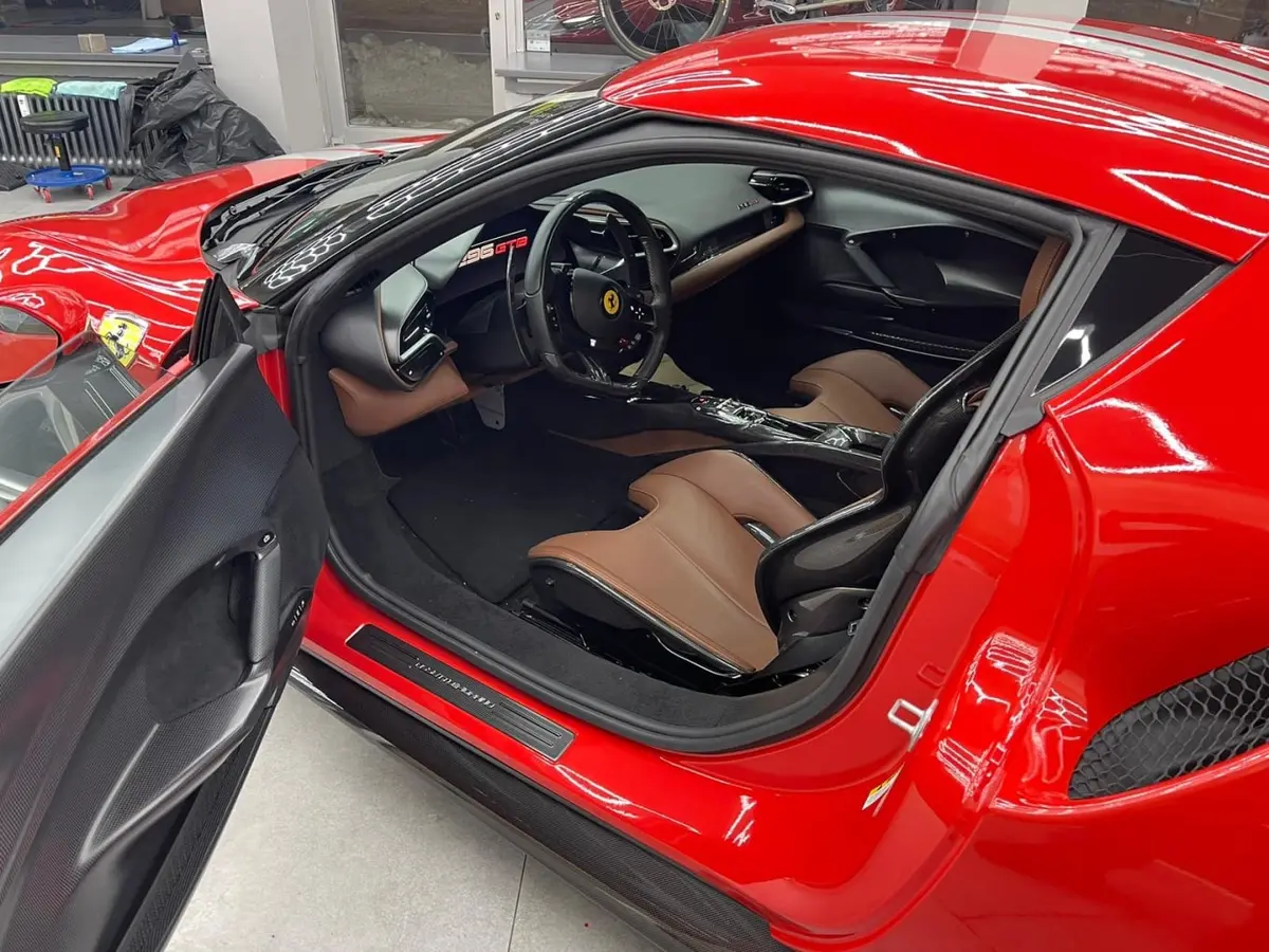 Ferrari 296 GTB 2023, vue arrière — Nice Super Car Rental, Nice. La Ferrari 296 GTB conjugue 830 ch à une carrosserie deux places pensée pour la précision…