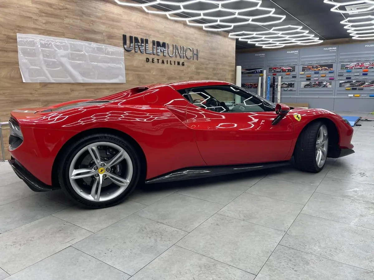 Ferrari 296 GTB 2023, intérieur — Nice Super Car Rental, Nice. La Ferrari 296 GTB conjugue 830 ch à une carrosserie deux places pensée pour la précision…