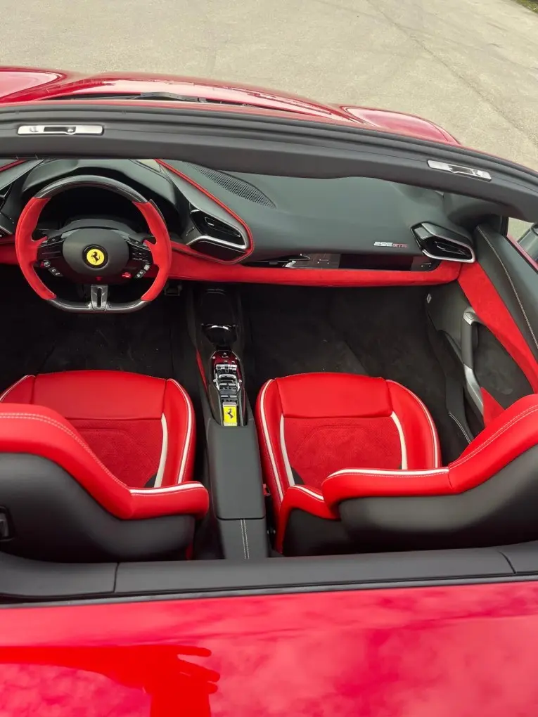 Ferrari 296 GTS Spider 2025, extérieur — Nice Super Car Rental, Nice. La Ferrari 296 GTS Spider affiche 819 chevaux dans une carrosserie biplace pensée pour la…