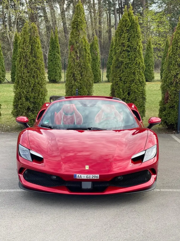 Ferrari 296 GTS Spider 2025, vue avant — Nice Super Car Rental, Nice. La Ferrari 296 GTS Spider affiche 819 chevaux dans une carrosserie biplace pensée pour la…