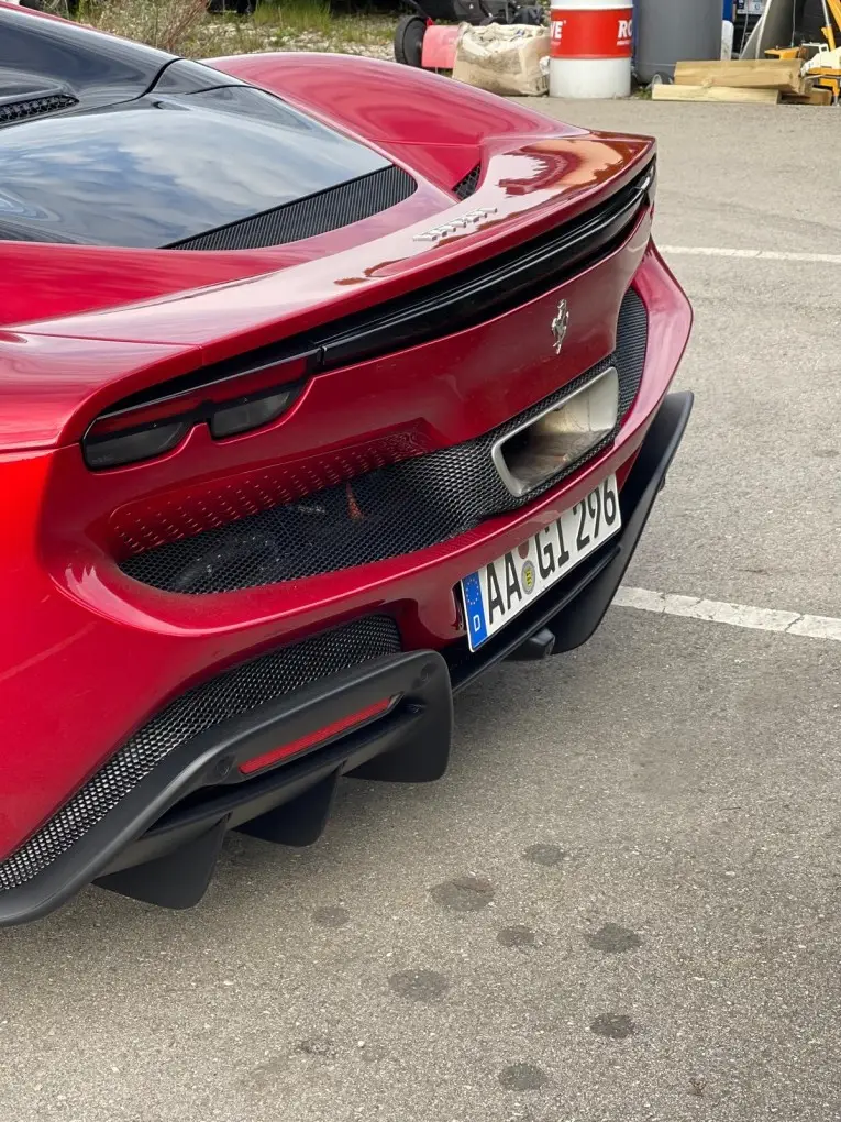 Ferrari 296 GTS Spider 2025, vue arrière — Nice Super Car Rental, Nice. La Ferrari 296 GTS Spider affiche 819 chevaux dans une carrosserie biplace pensée pour la…