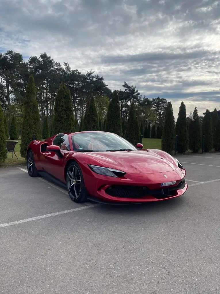 Ferrari 296 GTS Spider 2025 — Nice Super Car Rental, Nice. La Ferrari 296 GTS Spider affiche 819 chevaux dans une carrosserie biplace pensée pour la…