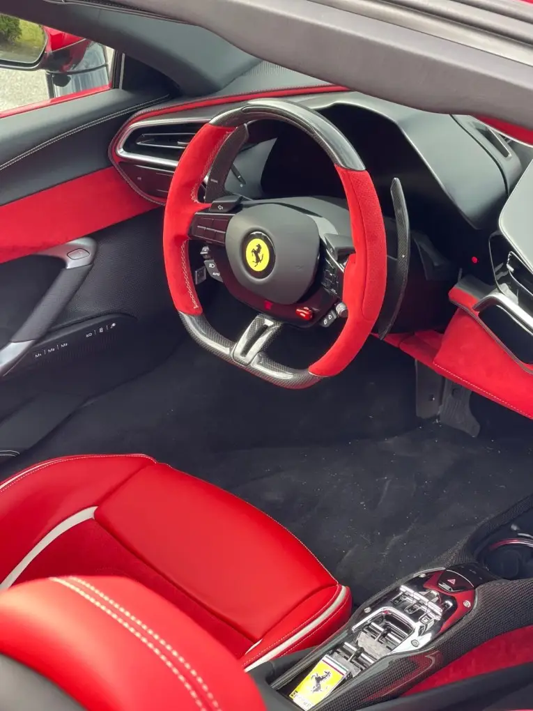Ferrari 296 GTS Spider 2025, intérieur — Nice Super Car Rental, Nice. La Ferrari 296 GTS Spider affiche 819 chevaux dans une carrosserie biplace pensée pour la…