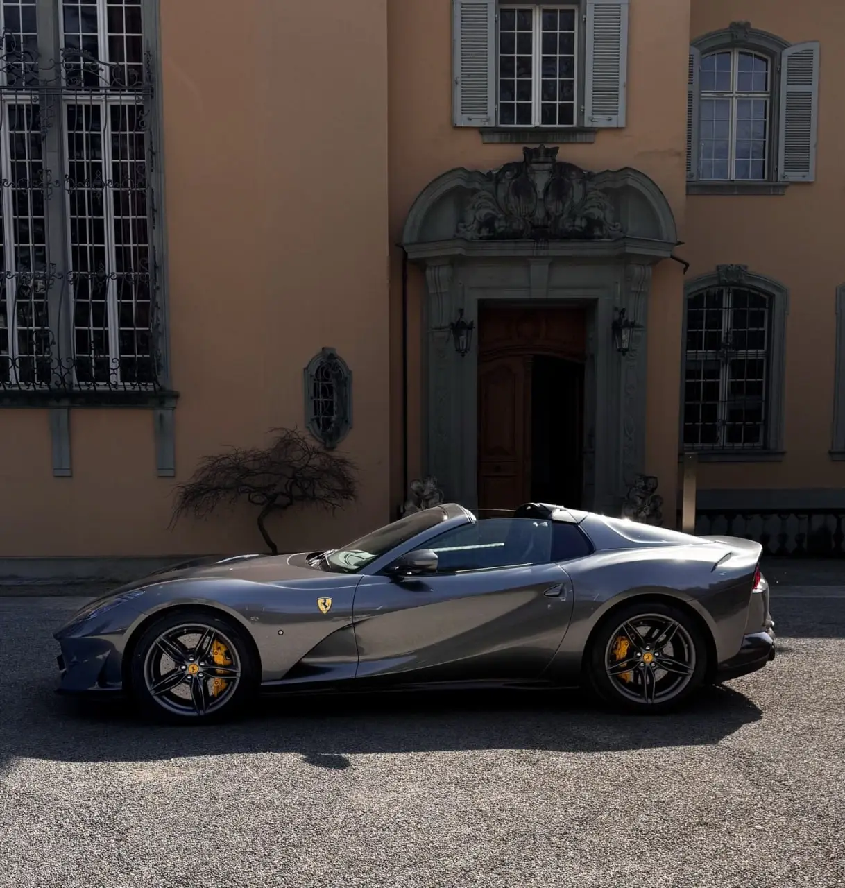 Ferrari 812 GTS 2024, exterior — Nice Super Car Rental, Niza. El Ferrari 812 GTS ocupa un lugar aparte entre los deportivos de altas prestaciones: 800…