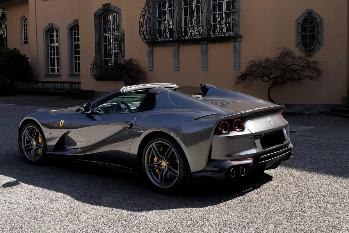 Ferrari 812 GTS 2024, vista frontal — Nice Super Car Rental, Niza. El Ferrari 812 GTS ocupa un lugar aparte entre los deportivos de altas prestaciones: 800…