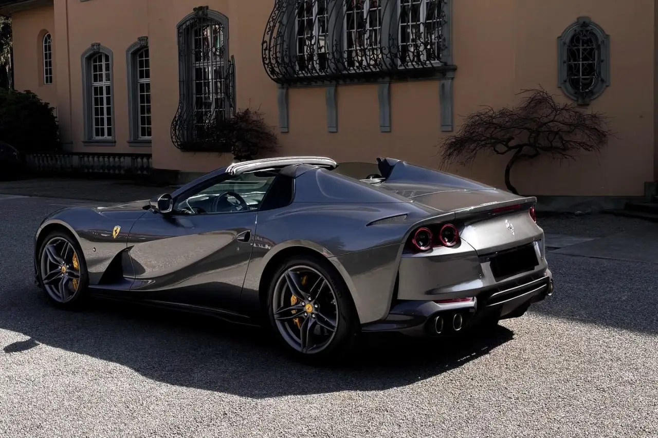 Ferrari 812 GTS 2024, vista frontal — Nice Super Car Rental, Niza. El Ferrari 812 GTS ocupa un lugar aparte entre los deportivos de altas prestaciones: 800…