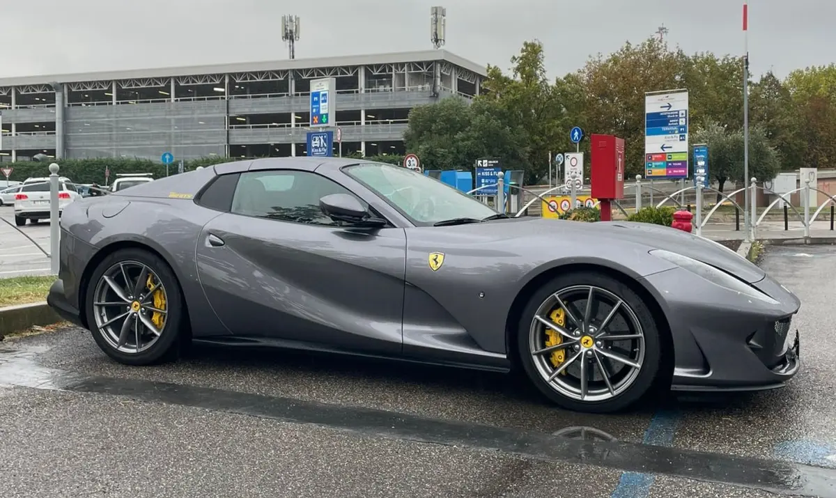 Ferrari 812 GTS 2024, vista trasera — Nice Super Car Rental, Niza. El Ferrari 812 GTS ocupa un lugar aparte entre los deportivos de altas prestaciones: 800…