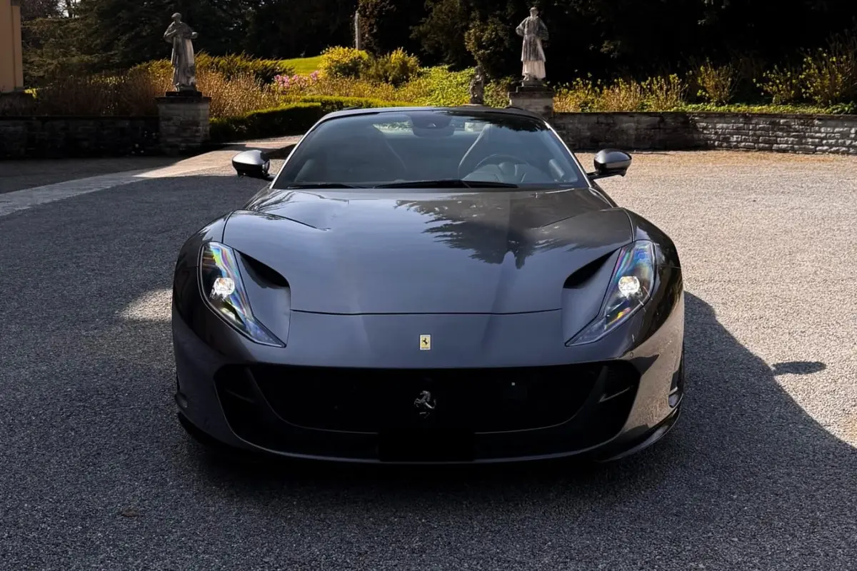 Ferrari 812 GTS 2024, interior — Nice Super Car Rental, Niza. El Ferrari 812 GTS ocupa un lugar aparte entre los deportivos de altas prestaciones: 800…