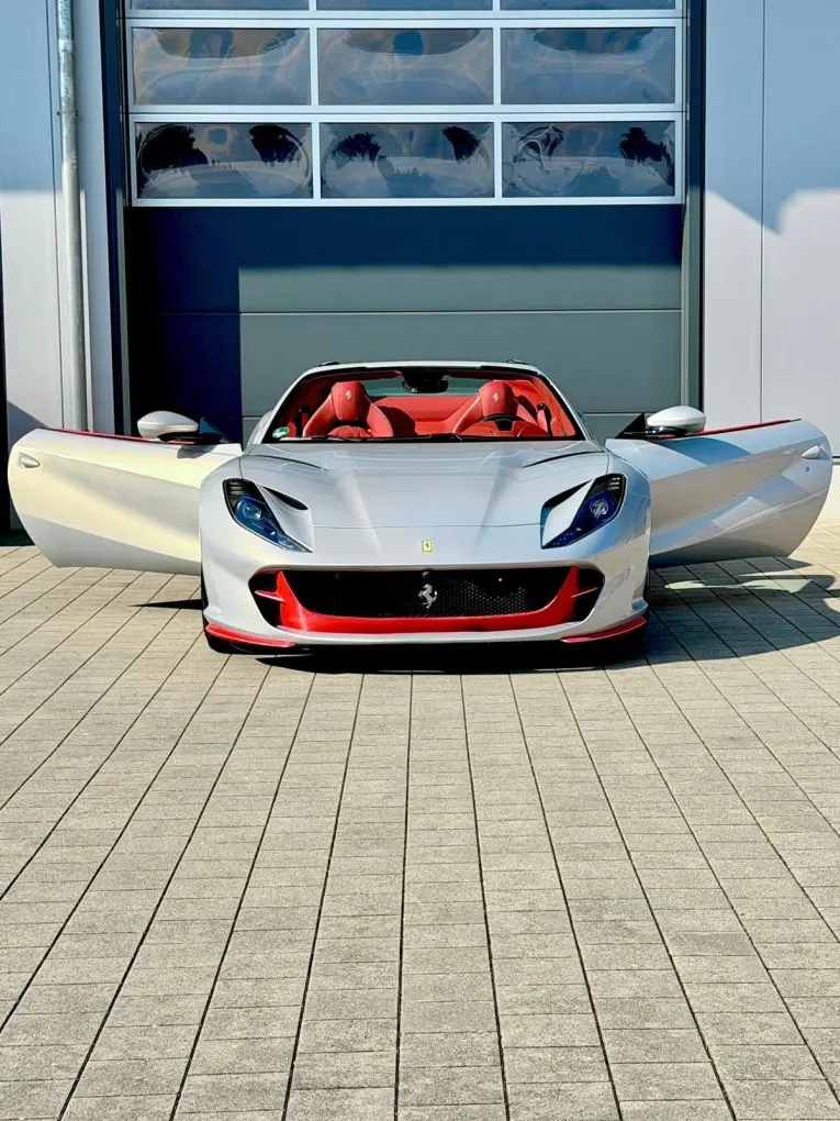 Ferrari 812 GTS 2024, extérieur — Nice Super Car Rental, Nice. La Ferrari 812 GTS de 2024 appartient à une catégorie restreinte : celle des grands…