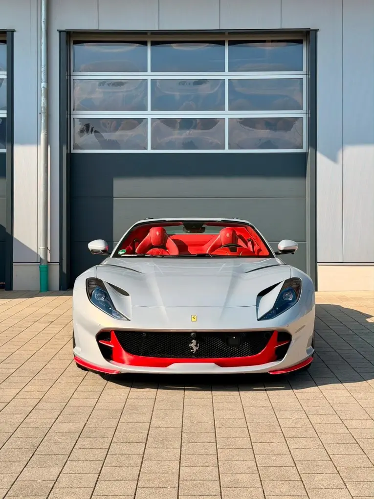 Ferrari 812 GTS 2024, vue avant — Nice Super Car Rental, Nice. La Ferrari 812 GTS de 2024 appartient à une catégorie restreinte : celle des grands…
