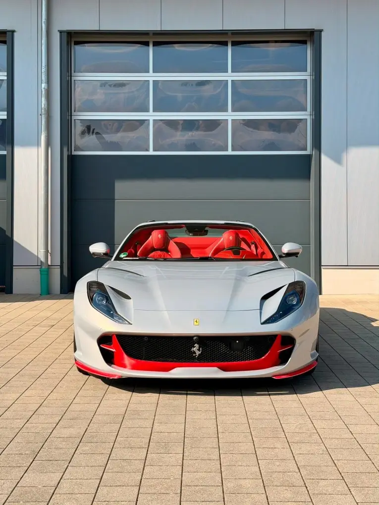 Ferrari 812 GTS 2024, vue avant — Nice Super Car Rental, Nice. La Ferrari 812 GTS de 2024 appartient à une catégorie restreinte : celle des grands…