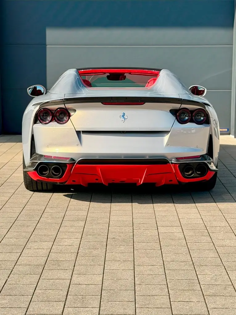 Ferrari 812 GTS 2024, vue arrière — Nice Super Car Rental, Nice. La Ferrari 812 GTS de 2024 appartient à une catégorie restreinte : celle des grands…