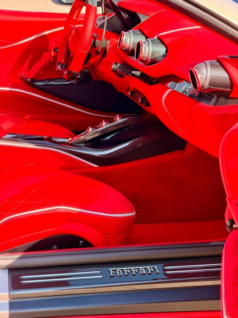 Ferrari 812 GTS 2024, intérieur — Nice Super Car Rental, Nice. La Ferrari 812 GTS de 2024 appartient à une catégorie restreinte : celle des grands…