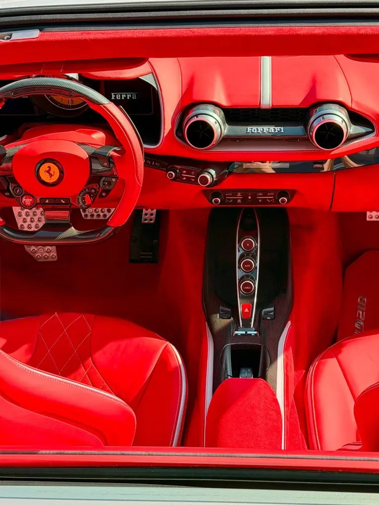 Ferrari 812 GTS 2024, tableau de bord — Nice Super Car Rental, Nice. La Ferrari 812 GTS de 2024 appartient à une catégorie restreinte : celle des grands…