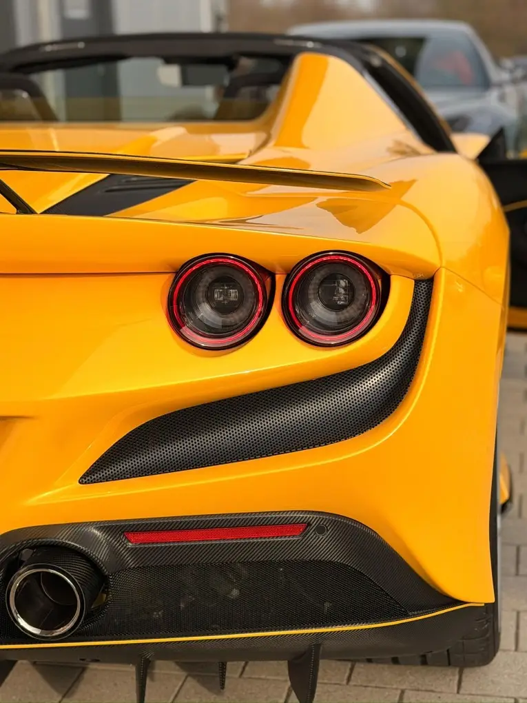 Ferrari F8 SPIDER 2023, vue avant — Nice Super Car Rental, Nice. La Ferrari F8 Spider de 2023 réunit un V8 biturbo de 720 chevaux et une carrosserie…