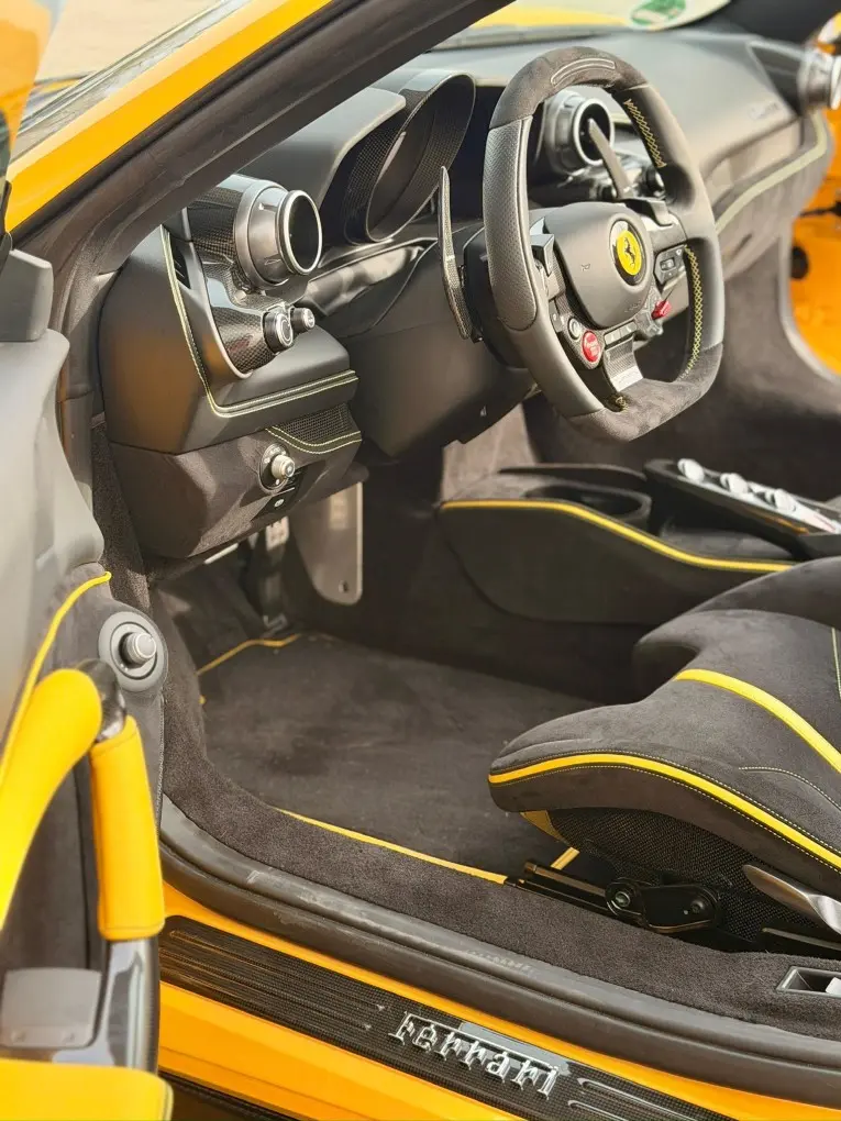 Ferrari F8 SPIDER 2023, intérieur — Nice Super Car Rental, Nice. La Ferrari F8 Spider de 2023 réunit un V8 biturbo de 720 chevaux et une carrosserie…