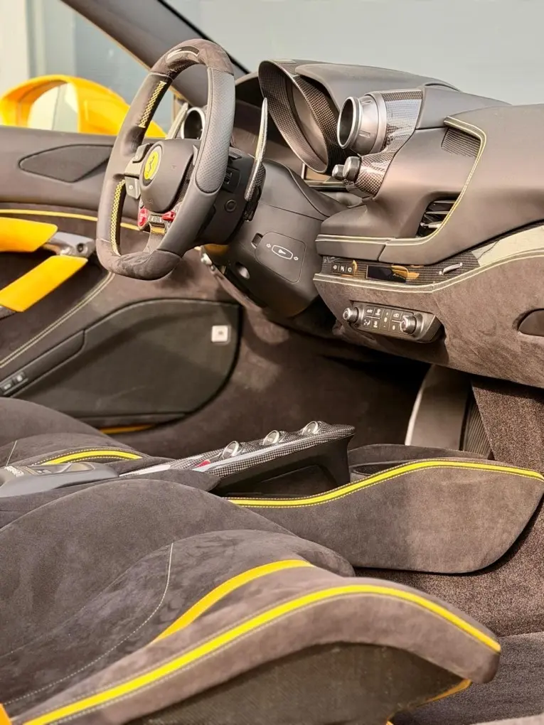 Ferrari F8 SPIDER 2023, tableau de bord — Nice Super Car Rental, Nice. La Ferrari F8 Spider de 2023 réunit un V8 biturbo de 720 chevaux et une carrosserie…