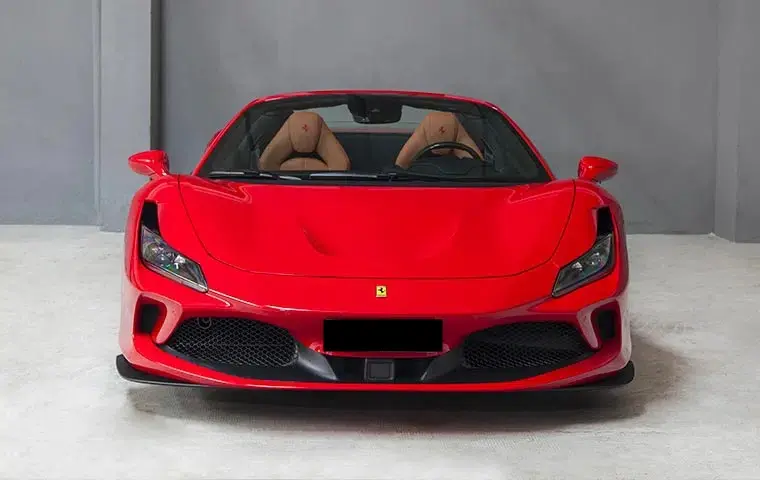 Ferrari F8 Tributo Spider Red 2023, vue avant — Nice Super Car Rental, Nice. La Ferrari F8 Tributo Spider rouge, millésime 2023, développe 720 chevaux pour deux…