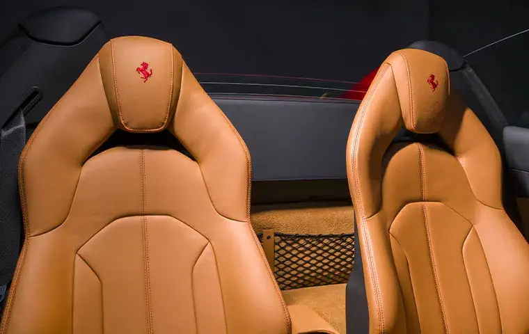 Ferrari F8 Tributo Spider Red 2023, vue arrière — Nice Super Car Rental, Nice. La Ferrari F8 Tributo Spider rouge, millésime 2023, développe 720 chevaux pour deux…