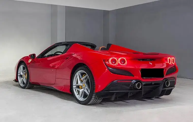 Ferrari F8 Tributo Spider Red 2023, intérieur — Nice Super Car Rental, Nice. La Ferrari F8 Tributo Spider rouge, millésime 2023, développe 720 chevaux pour deux…