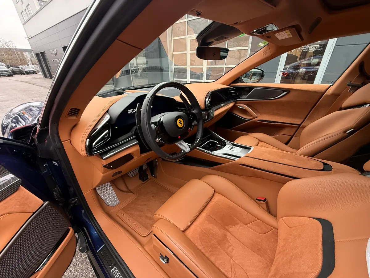 Ferrari Purosangue 2024, vue arrière — Nice Super Car Rental, Nice. Le Ferrari Purosangue occupe une place à part dans la gamme du constructeur de Maranello…