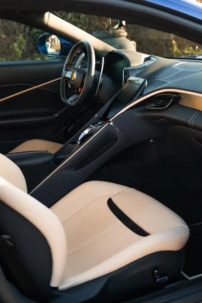 Ferrari Roma 2025, extérieur — Nice Super Car Rental, Nice. La Ferrari Roma 2025 propose une lecture différente de la sportive italienne : une…