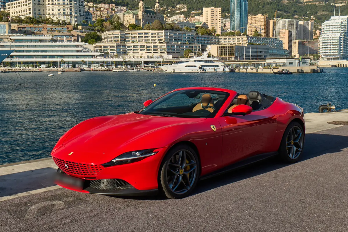Ferrari Roma Spider 2024 — Nice Super Car Rental, Nice. La Ferrari Roma Spider version 2024 reprend la silhouette de coupé italien à l'ancienne…