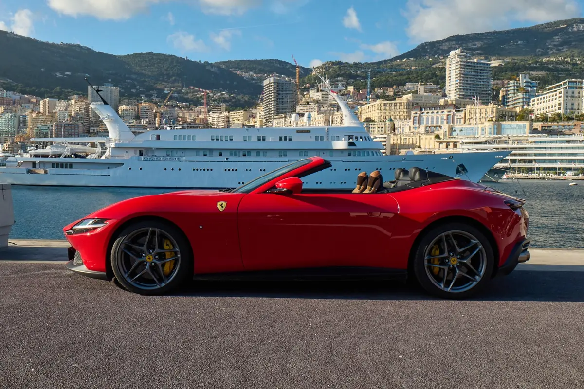 Ferrari Roma Spider 2024, extérieur — Nice Super Car Rental, Nice. La Ferrari Roma Spider version 2024 reprend la silhouette de coupé italien à l'ancienne…