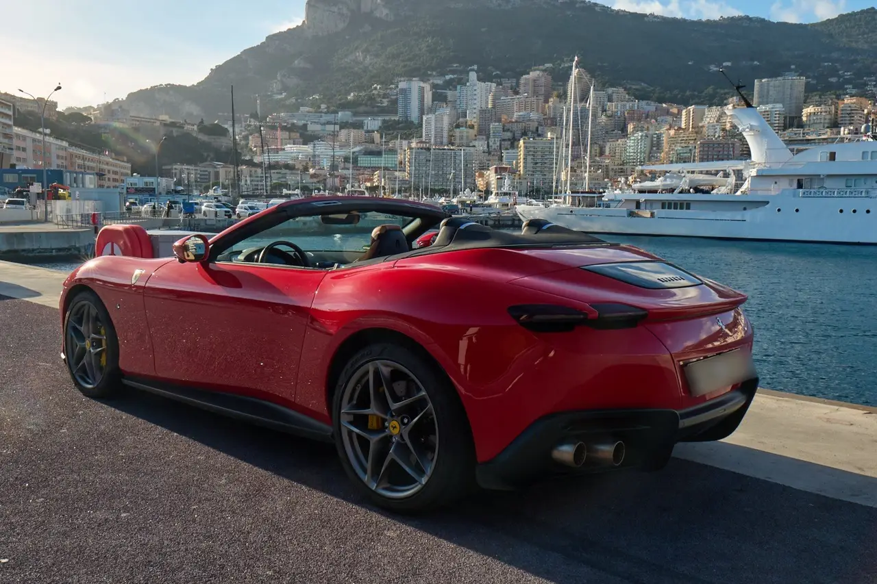 Ferrari Roma Spider 2024, vue avant — Nice Super Car Rental, Nice. La Ferrari Roma Spider version 2024 reprend la silhouette de coupé italien à l'ancienne…