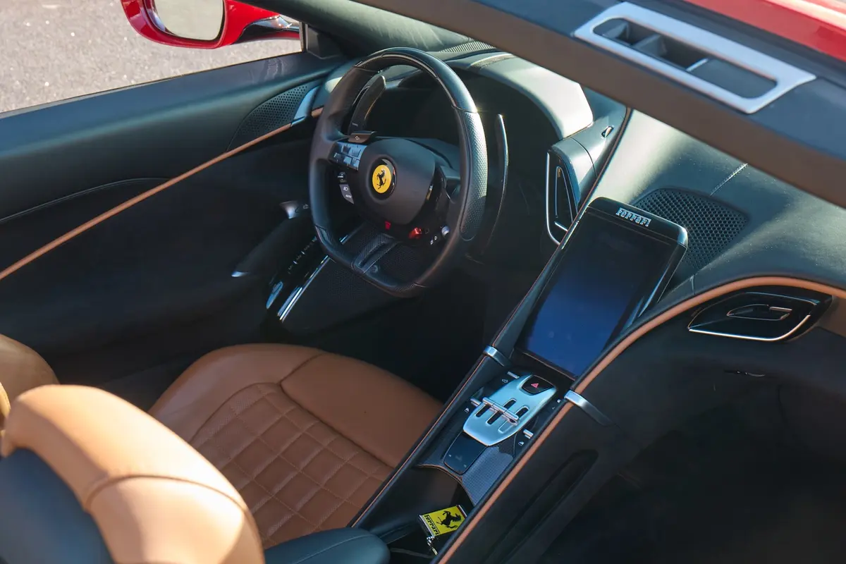 Ferrari Roma Spider 2024, vue arrière — Nice Super Car Rental, Nice. La Ferrari Roma Spider version 2024 reprend la silhouette de coupé italien à l'ancienne…