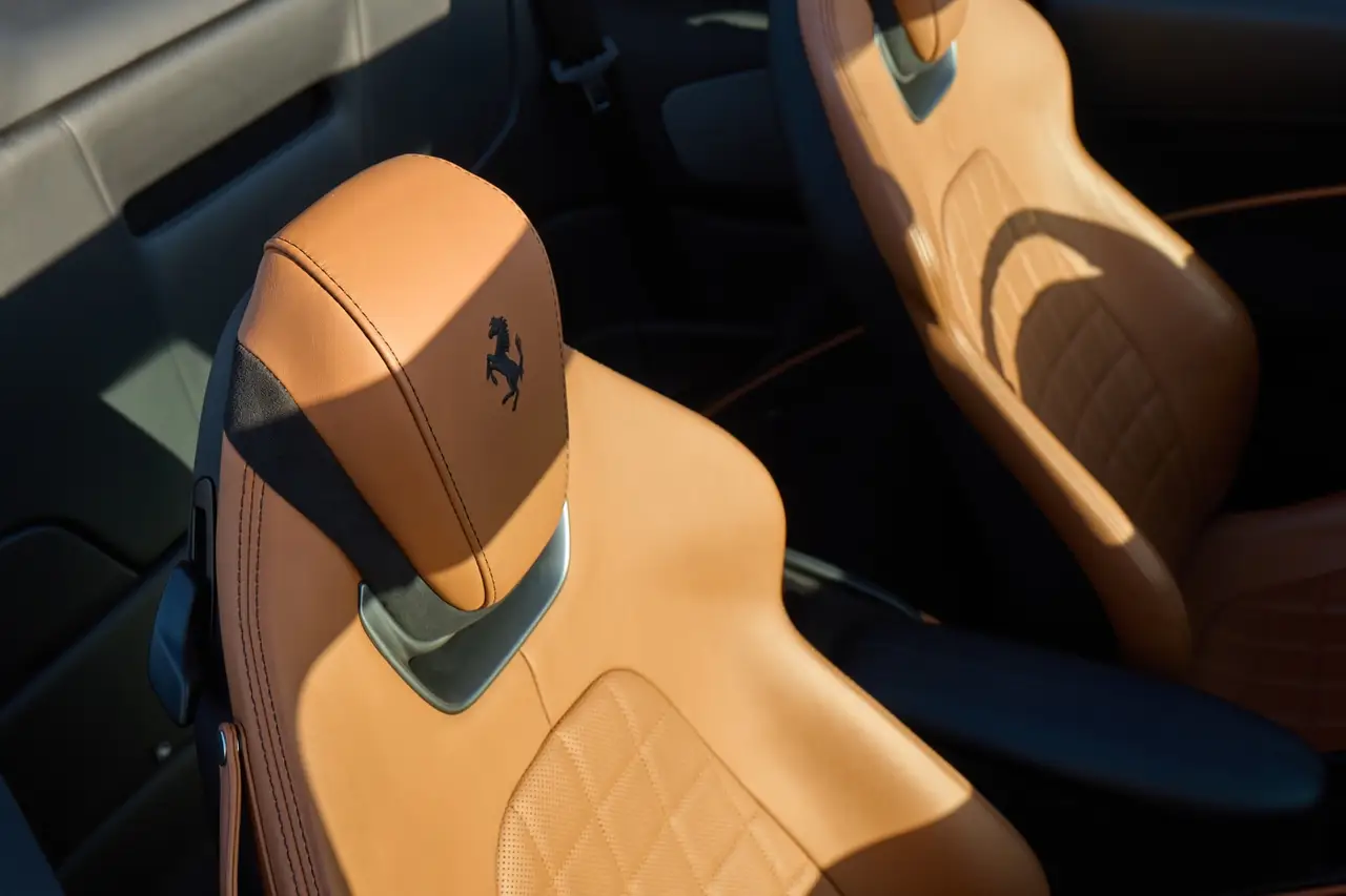 Ferrari Roma Spider 2024, intérieur — Nice Super Car Rental, Nice. La Ferrari Roma Spider version 2024 reprend la silhouette de coupé italien à l'ancienne…