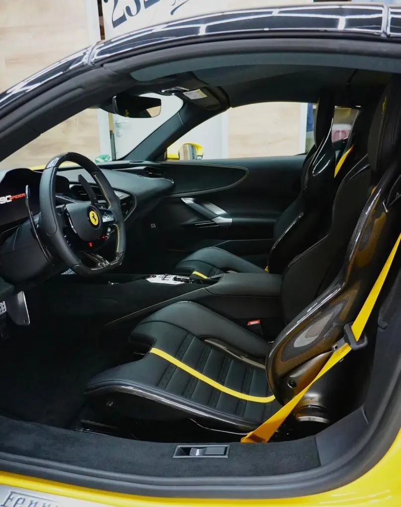 Ferrari SF90 Spider 2024, extérieur — Nice Super Car Rental, Nice. La Ferrari SF90 Spider affiche une puissance de 986 chevaux pour deux places seulement,…