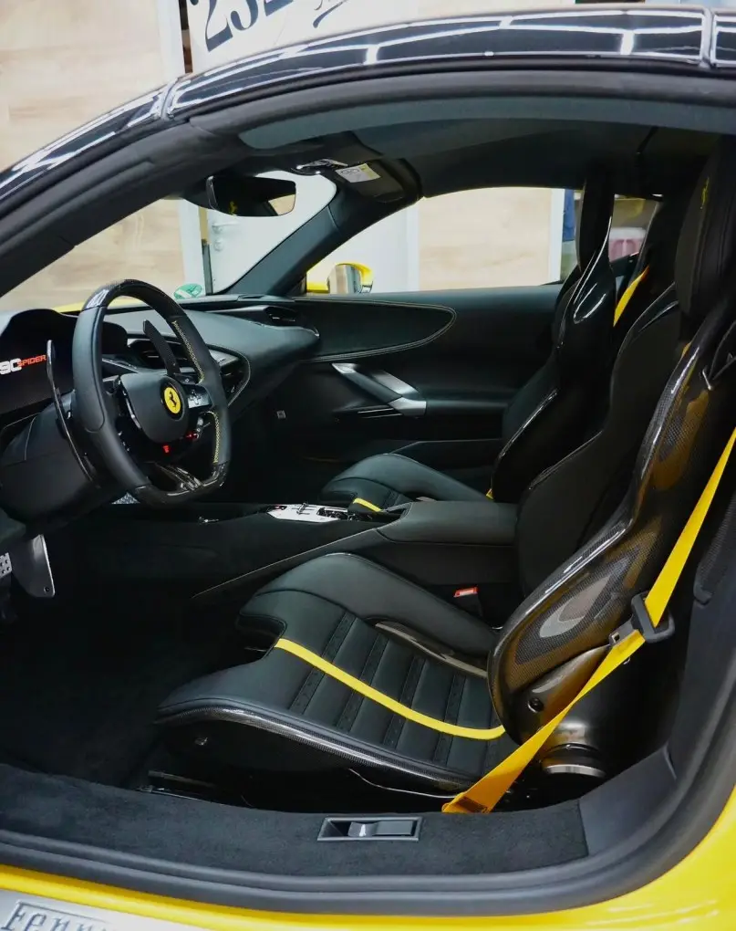 Ferrari SF90 Spider 2024, extérieur — Nice Super Car Rental, Nice. La Ferrari SF90 Spider affiche une puissance de 986 chevaux pour deux places seulement,…