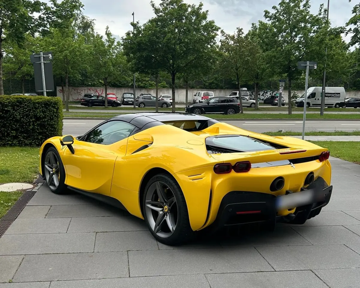 Ferrari SF90 Spider 2024, vue avant — Nice Super Car Rental, Nice. La Ferrari SF90 Spider affiche une puissance de 986 chevaux pour deux places seulement,…