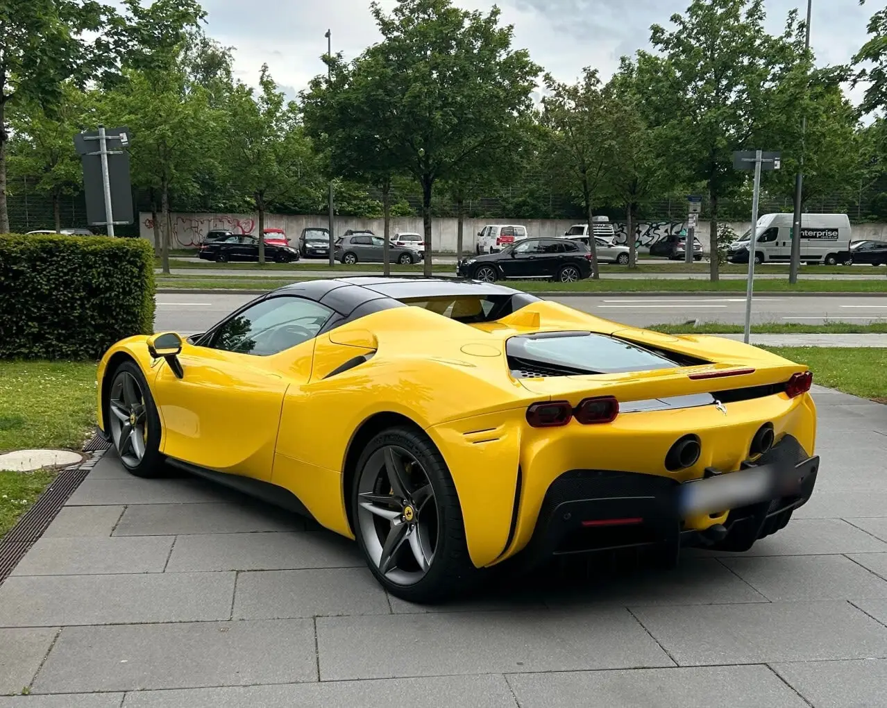 Ferrari SF90 Spider 2024, vue avant — Nice Super Car Rental, Nice. La Ferrari SF90 Spider affiche une puissance de 986 chevaux pour deux places seulement,…