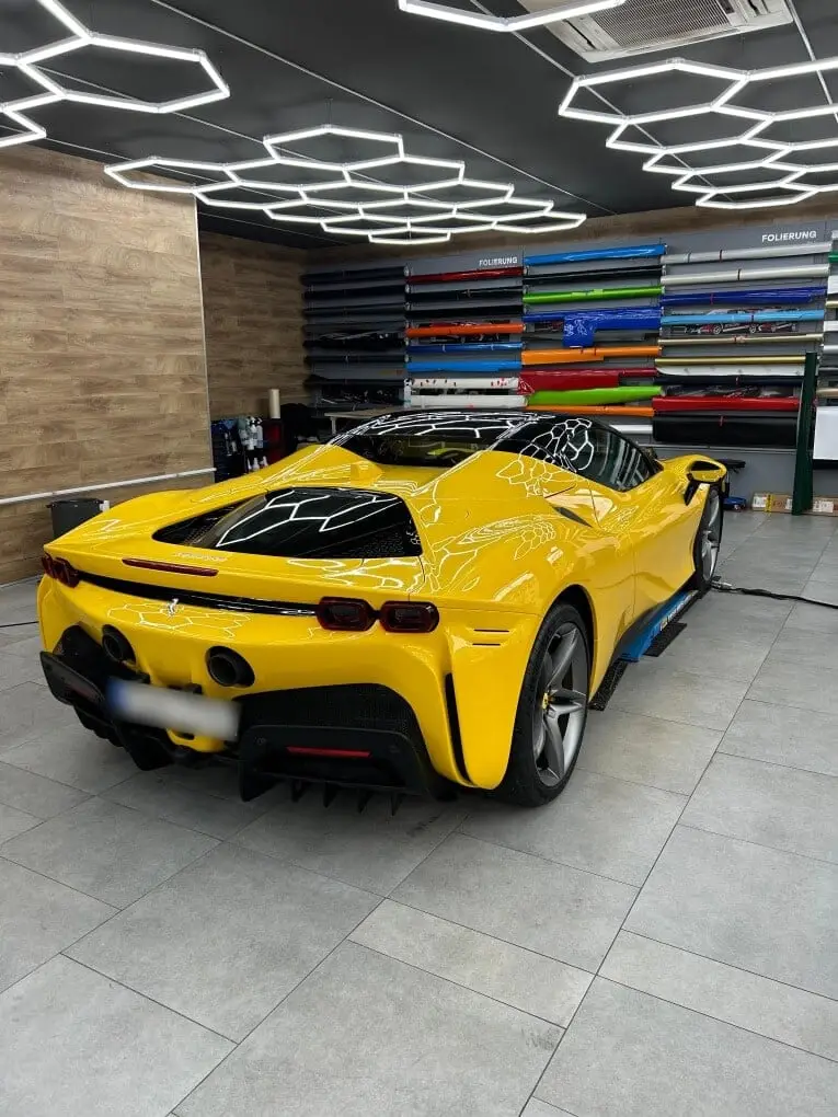Ferrari SF90 Spider 2024, vue arrière — Nice Super Car Rental, Nice. La Ferrari SF90 Spider affiche une puissance de 986 chevaux pour deux places seulement,…