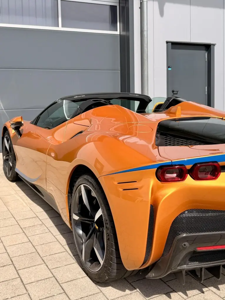 Ferrari SF90 Spider Tailor Made 2025, extérieur — Nice Super Car Rental, Nice. La Ferrari SF90 Spider Tailor Made proposée à Nice développe 986 chevaux dans une…