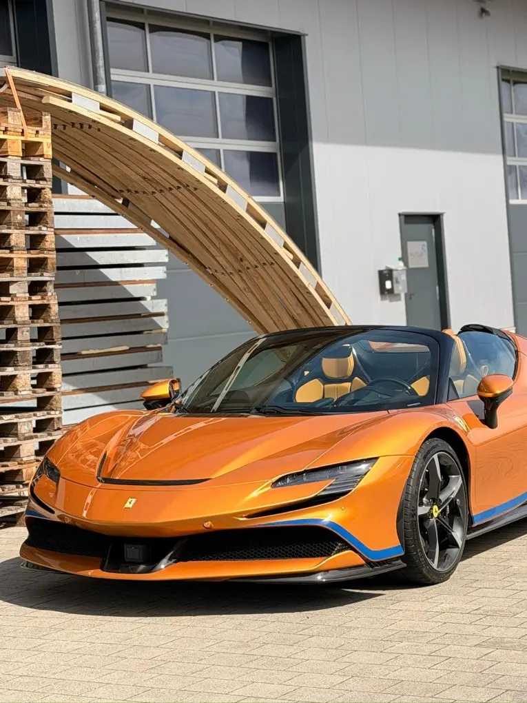 Ferrari SF90 Spider Tailor Made 2025, vue arrière — Nice Super Car Rental, Nice. La Ferrari SF90 Spider Tailor Made proposée à Nice développe 986 chevaux dans une…