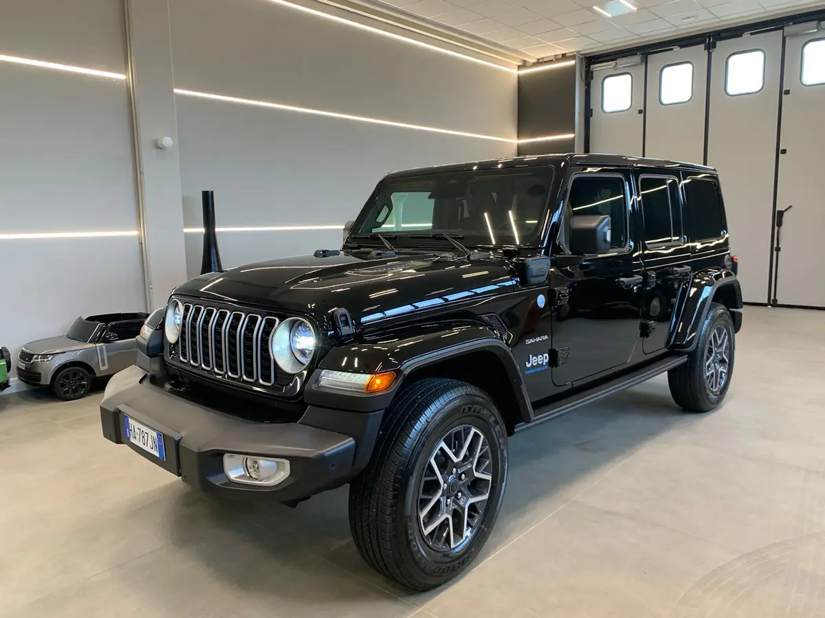 Jeep Wrangler 2025 — Nice Super Car Rental, Nice. Le Jeep Wrangler 2025 apporte à la sélection un profil différent : un SUV cinq places de…
