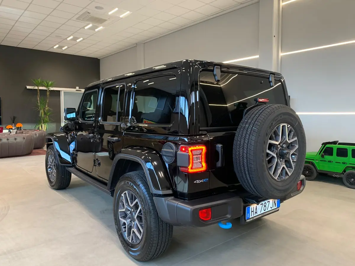 Jeep Wrangler 2025, extérieur — Nice Super Car Rental, Nice. Le Jeep Wrangler 2025 apporte à la sélection un profil différent : un SUV cinq places de…